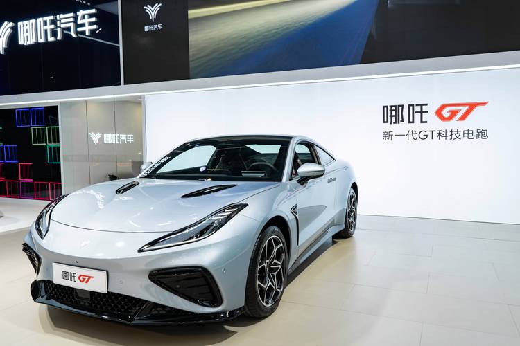 佛山273哪吒汽车在智能汽车领域的表现，领途汽车在新能源汽车市场中的影响力